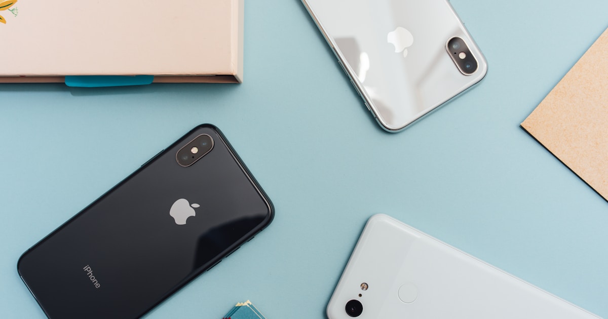 Celular exibindo mensagem de WhatsApp de lembrete de manutenção